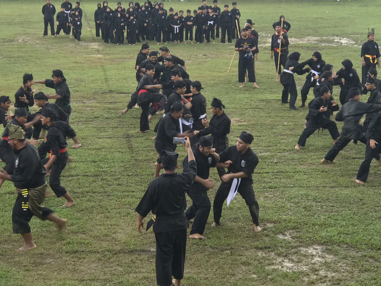 Antara aksi peserta Perhimpunan Gayong Seirama Peringkat Antarabangsa di padang SMK Agama Kuala Lumpur di Kepong, Kuala Lumpur. - Gambar oleh Sofian Baharom