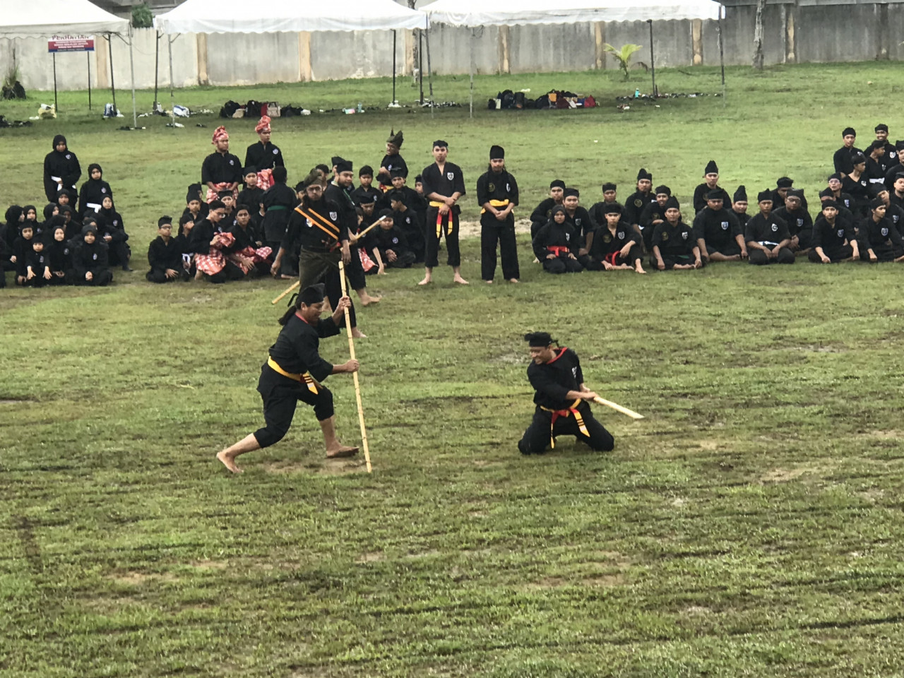 Aksi pesilat membuat demonstrasi menggunakan tongkat panjang di Perhimpunan Gayong Seirama Peringkat Antarabangsa di padang SMK Agama Kuala Lumpur di Kepong, Kuala Lumpur. - Gambar oleh Sofian Baharom 
