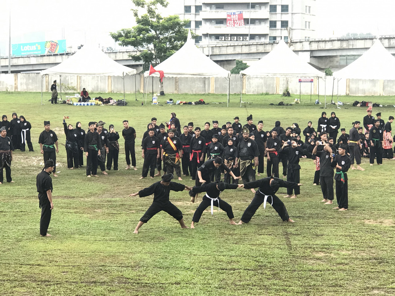 Pesilat melakukan aksi lompatan anak harimau pada Perhimpunan Gayong Seirama Peringkat Antarabangsa di padang SMK Agama Kuala Lumpur di Kepong, Kuala Lumpur. - Gambar oleh Sofian Baharom  