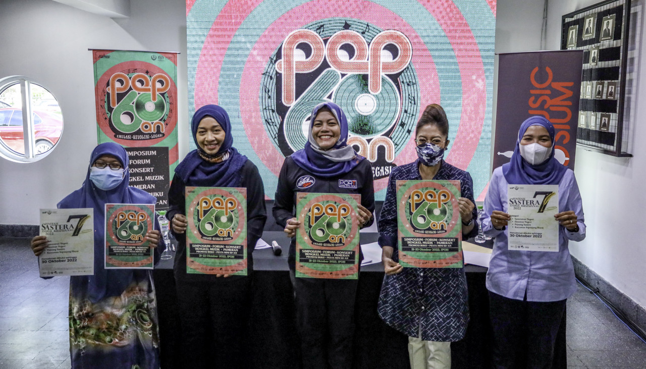 Timbalan Pengarah Dewan Bahasa dan Pustaka Wilayah Utara, Khairul Anum Mohd Ali, Pengurus Besar PORT, Nur Hanim Datuk Mohamed Khairuddin, Datuk Nolee Ashilin Datuk Mohammed Radzi, Ketua Pegawai Eksekutif, Tourism Perak, Nurmalis Musa dan Pegawai Tadbir Tourism Perak, Suhazliza Yahaya - Gambar ihsan PORT 