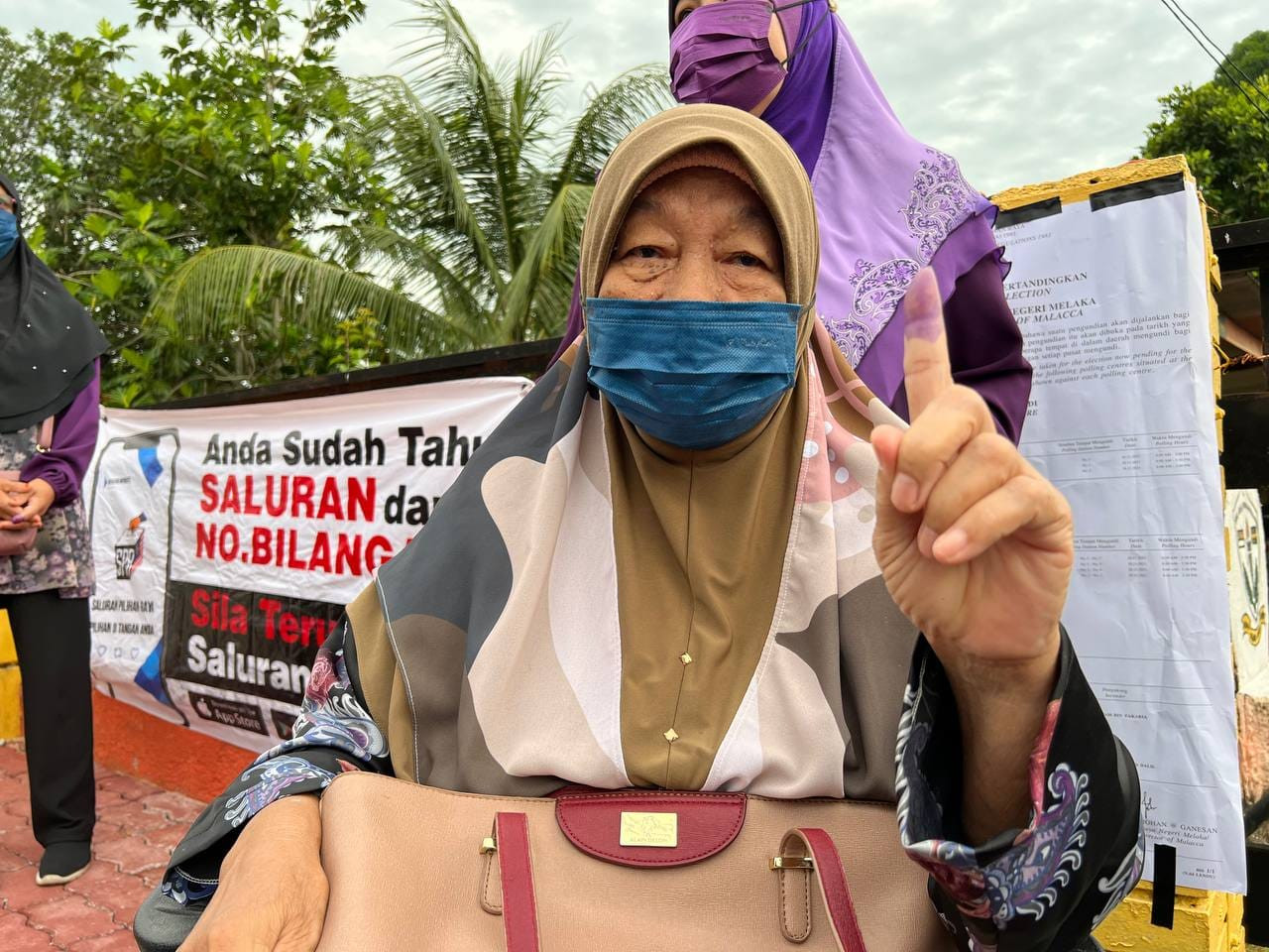 Sakit lutut tidak menghalang Siti Maimun keluar mengundi. - Gambar oleh Aiman Sadiq