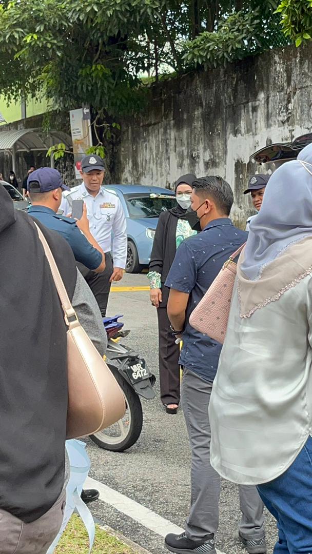 Siti dikerumuni oleh orang ramai. - Gambar dari Twitter Brie