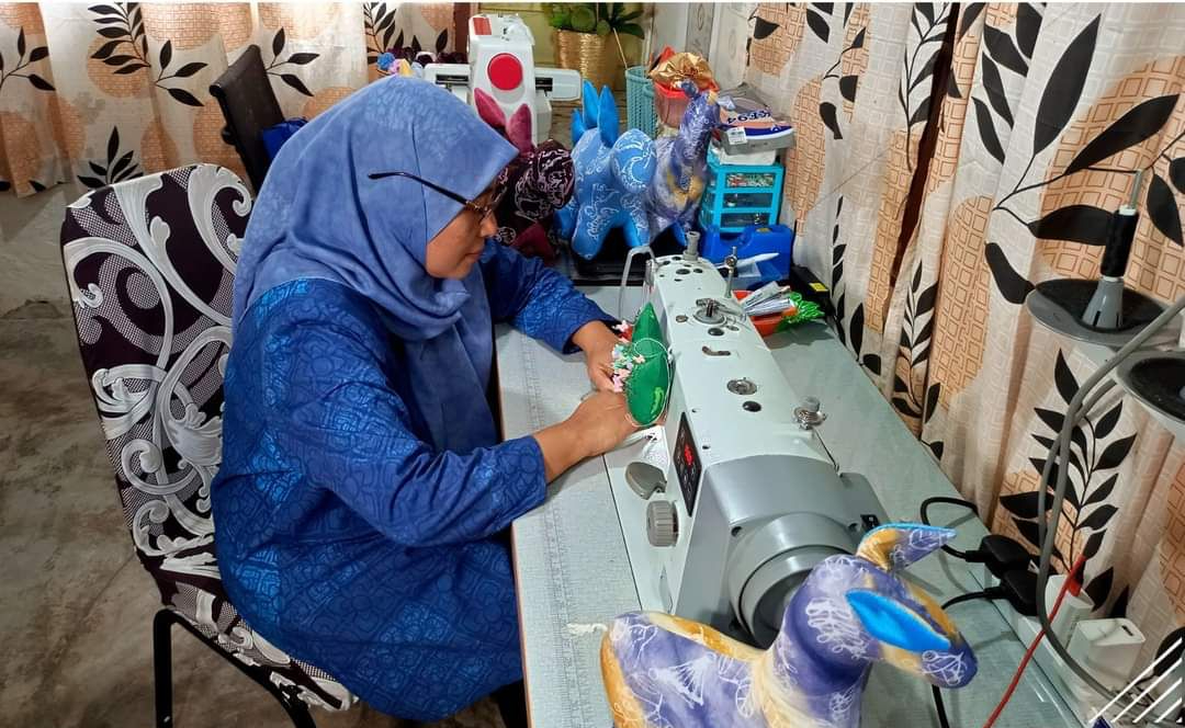 Mazlina Abdul Majid tekun menjahit di bengkel miliknya - gambar BERNAMA