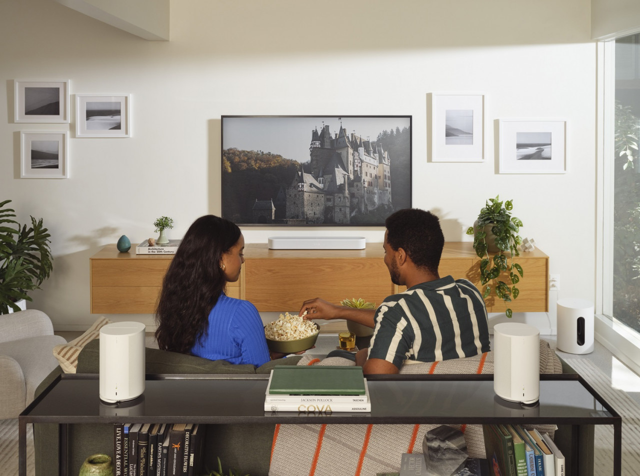 Sonos Era 100, dengan akustik dan reka bentuk next-gen yang menyampaikan stereo yang terperinci dan bass yang mendalam.
