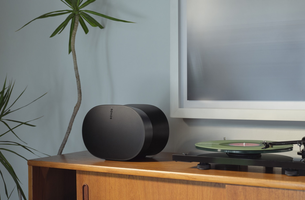 Sonos Era 300 tersedia dengan enam pemacu berkuasa yang menghalakan audio ke kiri, kanan, ke hadapan dan ke atas untuk menghasilkan prestasi audio terunggul,