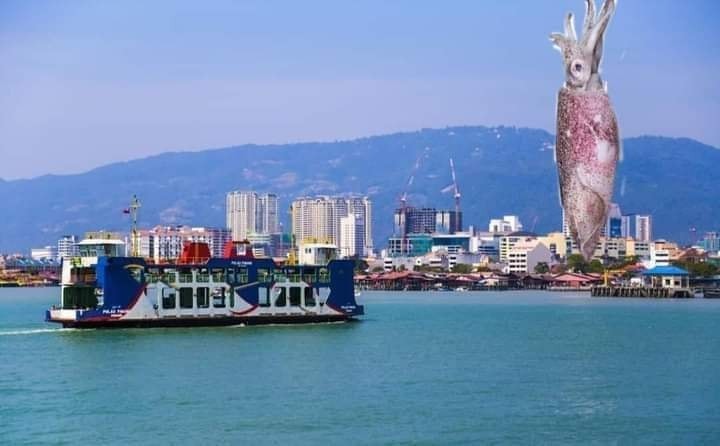 Bagunan KOMTAR ditukar menjadi sotong kerana isu tular juadah makanan laut itu yang mahal.