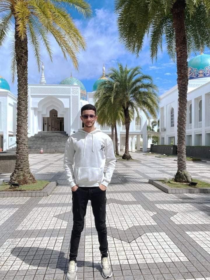 Sulaiman J S Abuanza bergambar kenangan di universitinya di Malaysia 