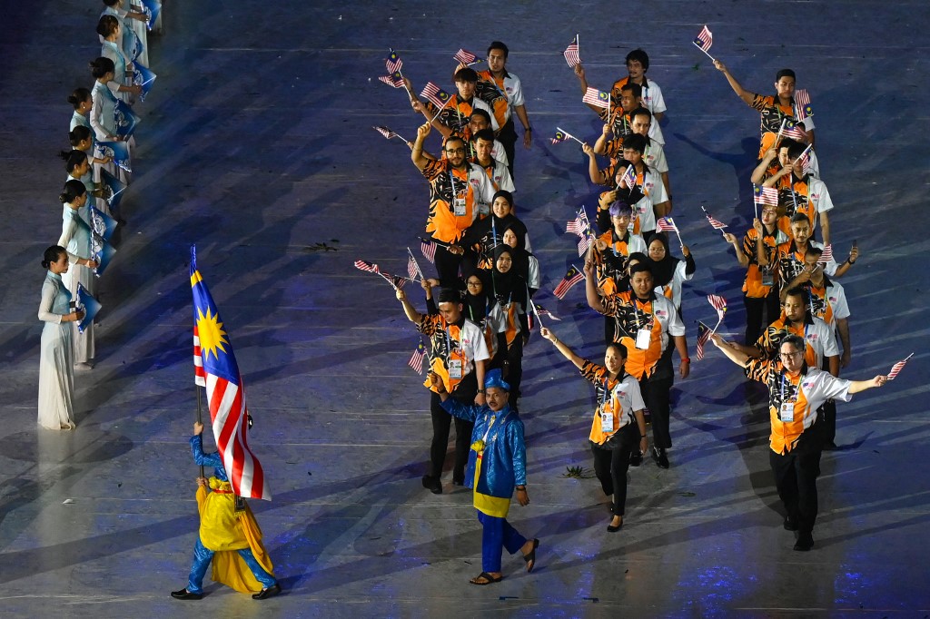 30 peserta mewakili kontijen Malaysia malam tadi. - Gambar AFP