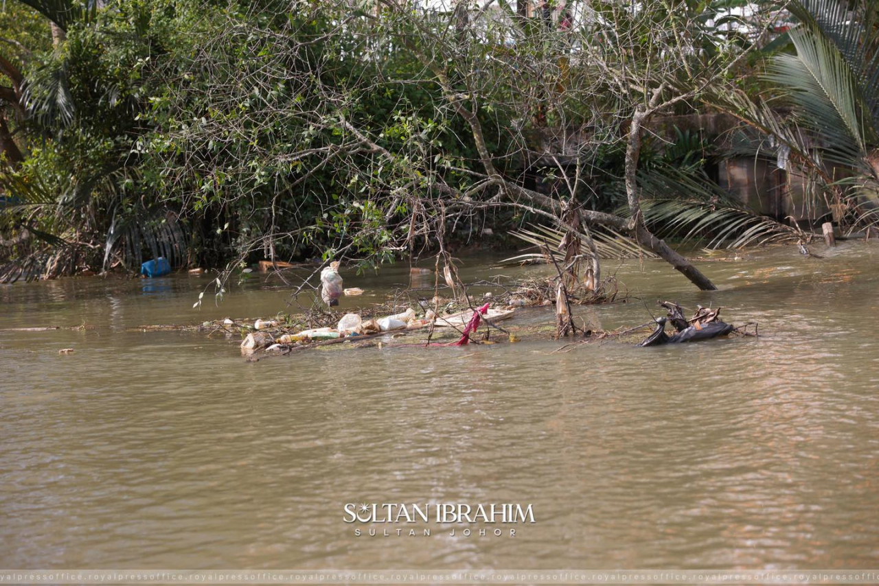 Sampah sarap kelihatan di Sungai Danga. - Gambar dari Facebook Sultan Ibrahim