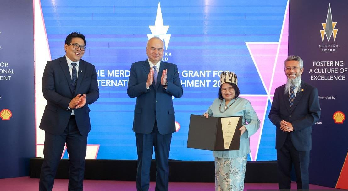 Sultan Nazrin berkenan bergambar selepas menyampaikan anugerah kepada Pensyarah Universiti Pengurusan dan Teknologi Tunku Abdul Rahman Masni Mat Dong.Turut bersama Tan Sri Tengku Muhammad Taufik (kiri) dan Shairan Huzani Husain (kanan) - gambar BERNAMA