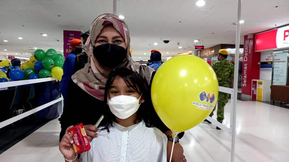 Suizairah Salim memberikan sokongan penuh buat anaknya yang berusia lapan tahun. Walaupun bimbang dengan kesan sampingan, tetapi Suizairah yakin keputan yang dibuat adalah yang terbaik buat anaknya. - Gambar oleh Mastura Malak
