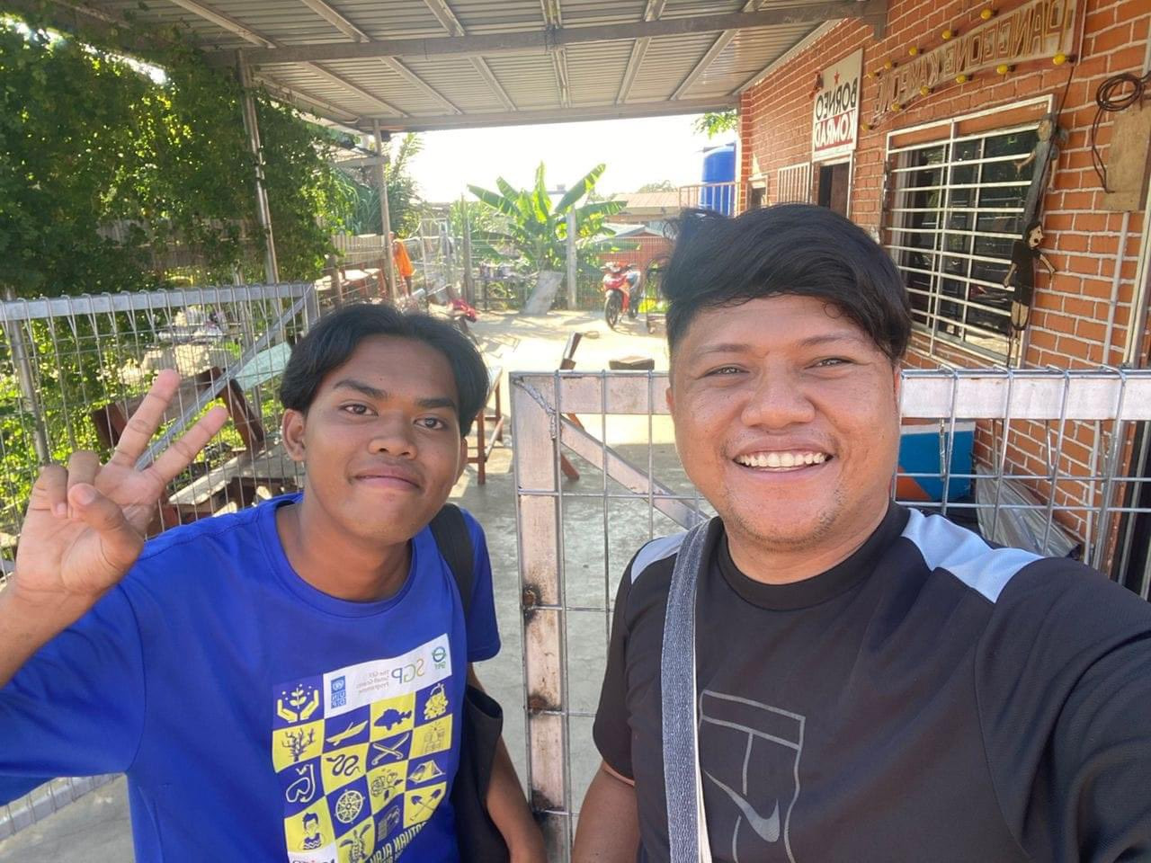 Syahfeeq Rondin (kanan) bersama seorang daripada pelajar Sekolah Alternatif - Gambar X