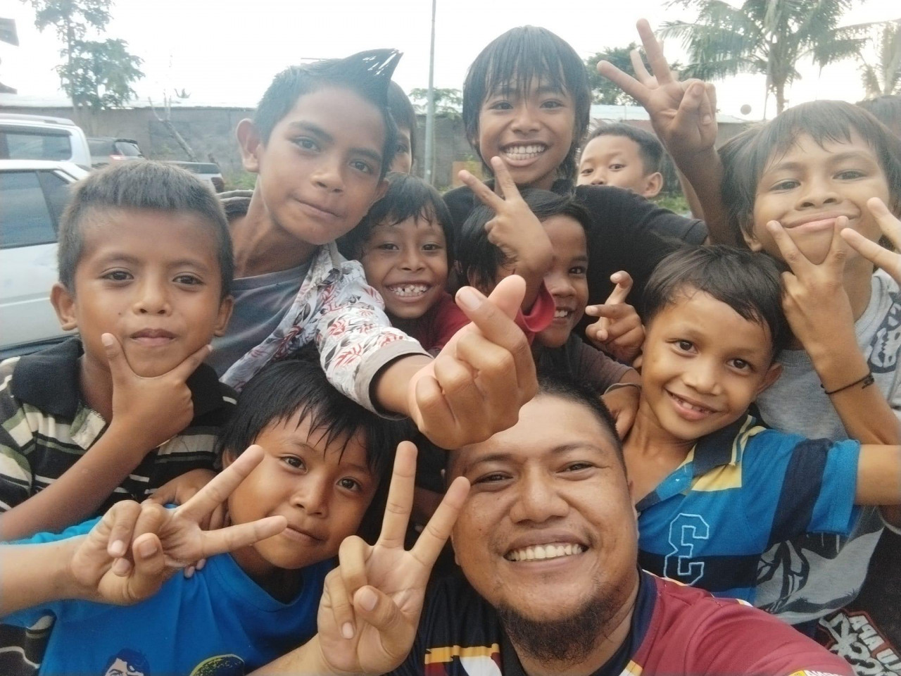 Syahfeeq Rondin (bawah, kanan) bersama antara pelajar Sekolah Alternatif - Gambar X