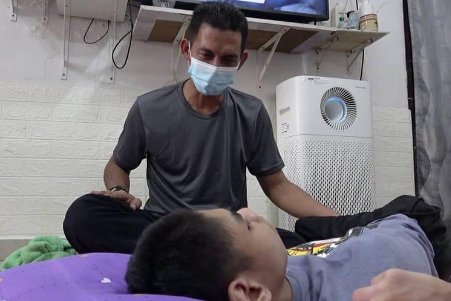 Syd Mohd Radzee bersama anak sulungnya, Syd Najwan Amir yang menghidap penyakit cerebral palsy.