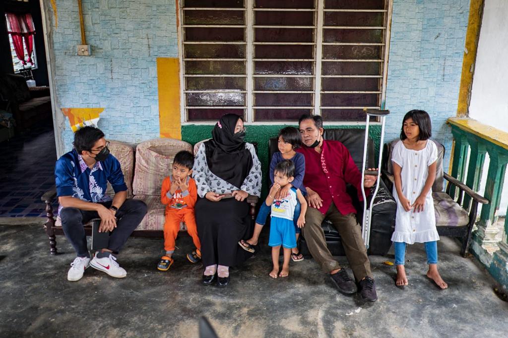 Syed Saddiq (kiri) dan Amira Aisya (tiga dari kiri) menziarahi warga FELDA ketika berkempen.