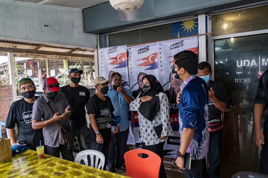 Syed Saddiq (kanan) dan Amira Aisya (dua dari kanan) bersantai bersama warga FELDA ketika berkempen.