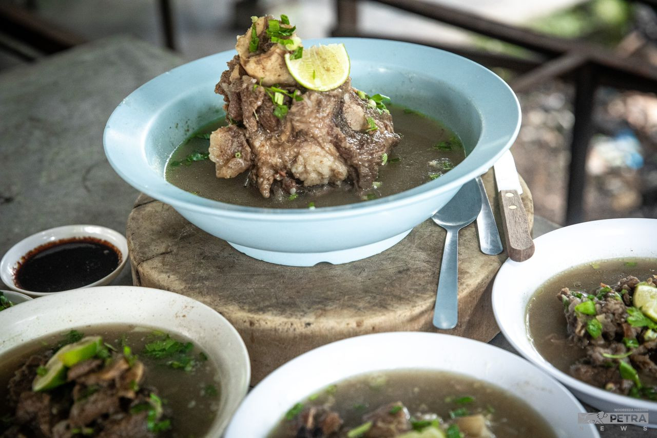 Menu 'signature' iaitu sup gearbox, sup daging lembu, sup kambing dan sup keting