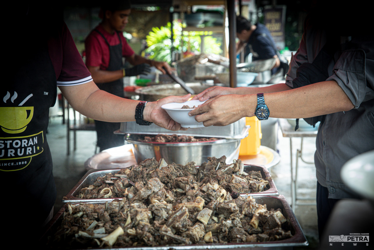 Sup kambing hanya disediakan pada setiap hari Khamis