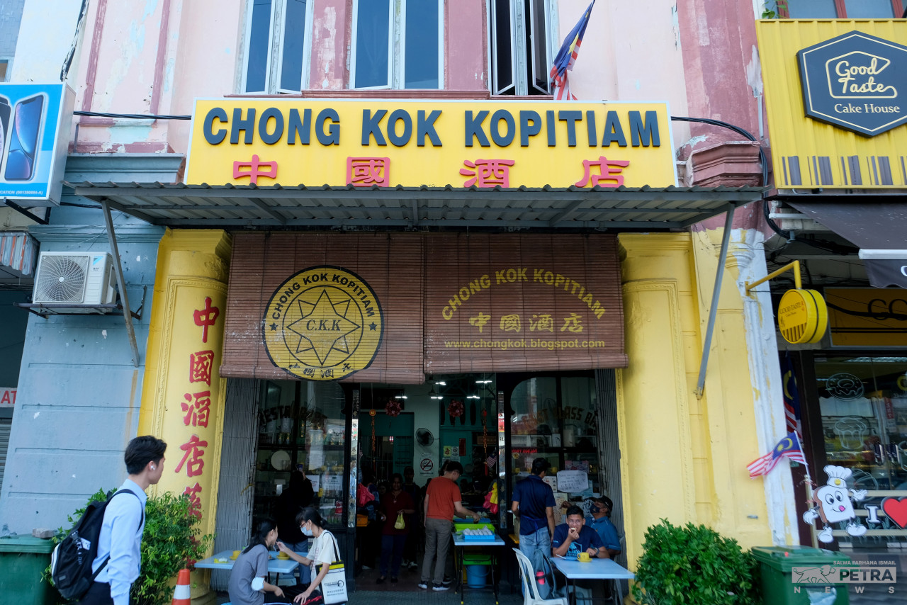 Kopitiam ini sudah beroperasi hampir 83 tahun dan terletak berdekatan stesen kereta api Klang
