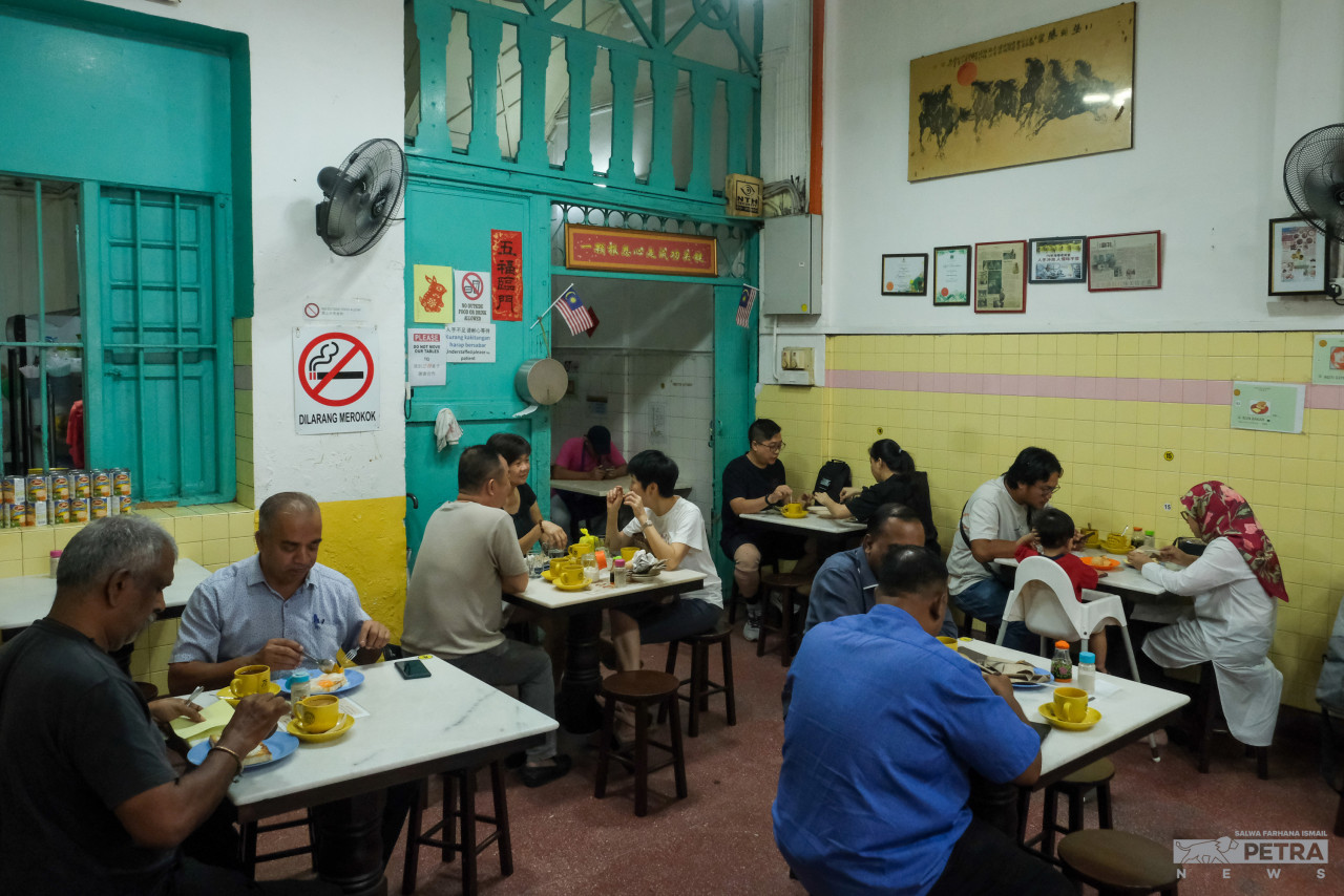  Chong Kok terkenal dengan kopi dan roti bakar sekaya bersama mentega