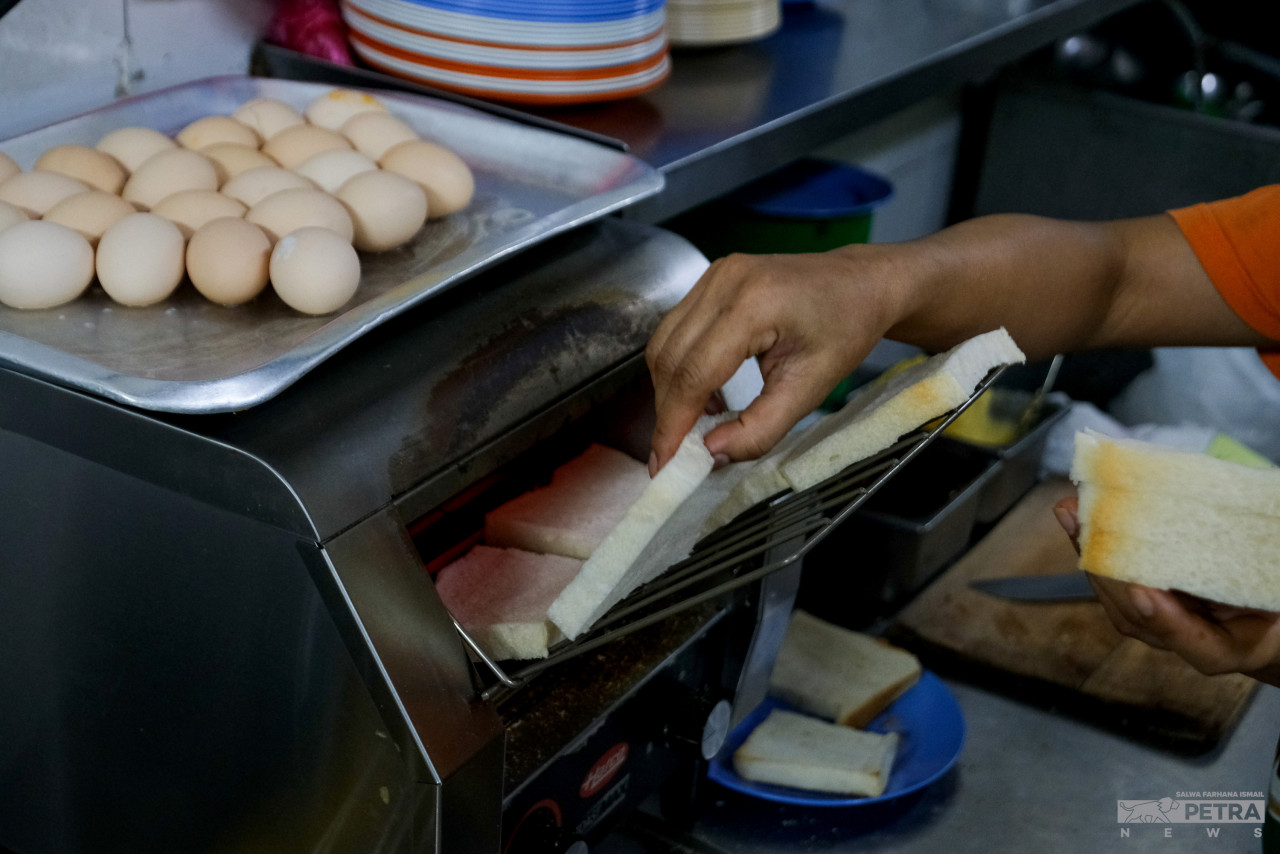 Proses membuat roti bakar sekaya mentega