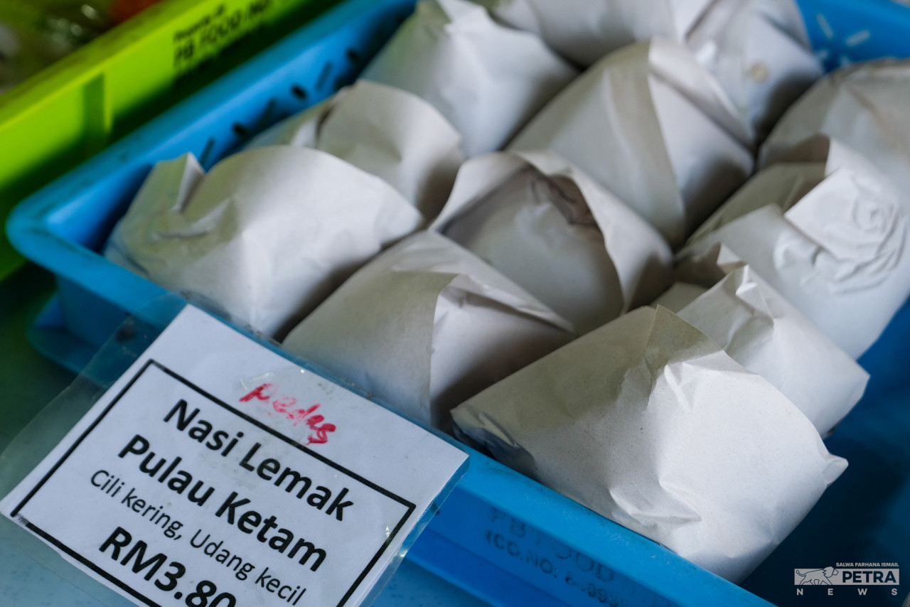  Nasi lemak Pulau Ketam yang terkenal dengan sambal kering tradisional Melayu