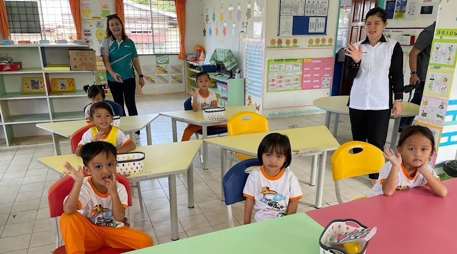 Pembantu guru, Norita Simon (kanan) bersama murid-murid Tadika SeDidik Penan, Long Jenalong. - gambar BERNAMA