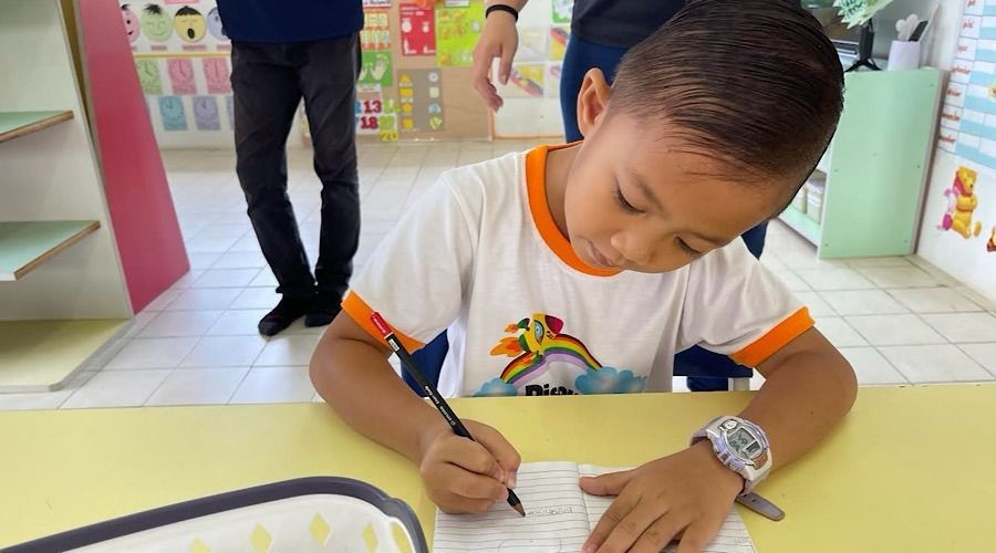 Bryan Garvin, 6, antara murid di Tadika SeDidik, Penan, Long Jenalong - gambar BERNAMA