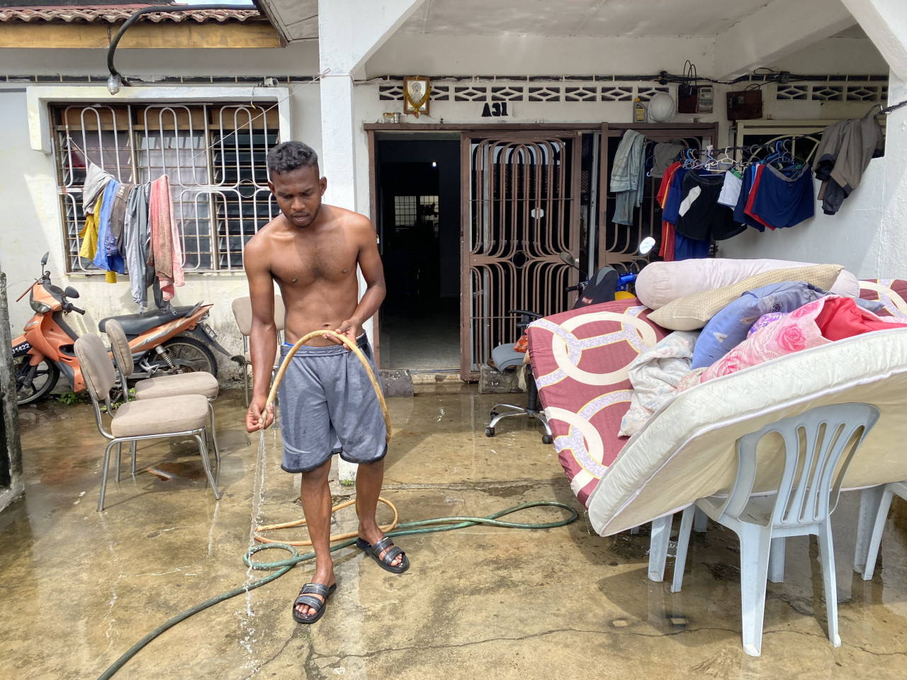 Difahamkan, banjir tersebut berlaku akibat peningkatan paras air longkang besar secara mendadak selepas kawasan sekitar dilanda hujan lebat melebihi dua jam