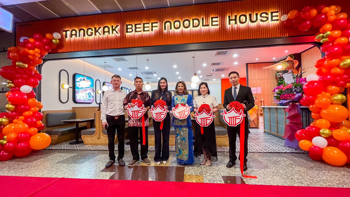 Pelancaran Tangkak Beef Noodle House di Berjaya Timesquare [Kiri ke kanan- Pengasas  Tangkak Beef Noodle House, Gan Chia Hee, Au Ah Kuang, Au Ai Leen, Sultanah Hajjah Kalsom, Esther Tan dan Tan Tee Ming.