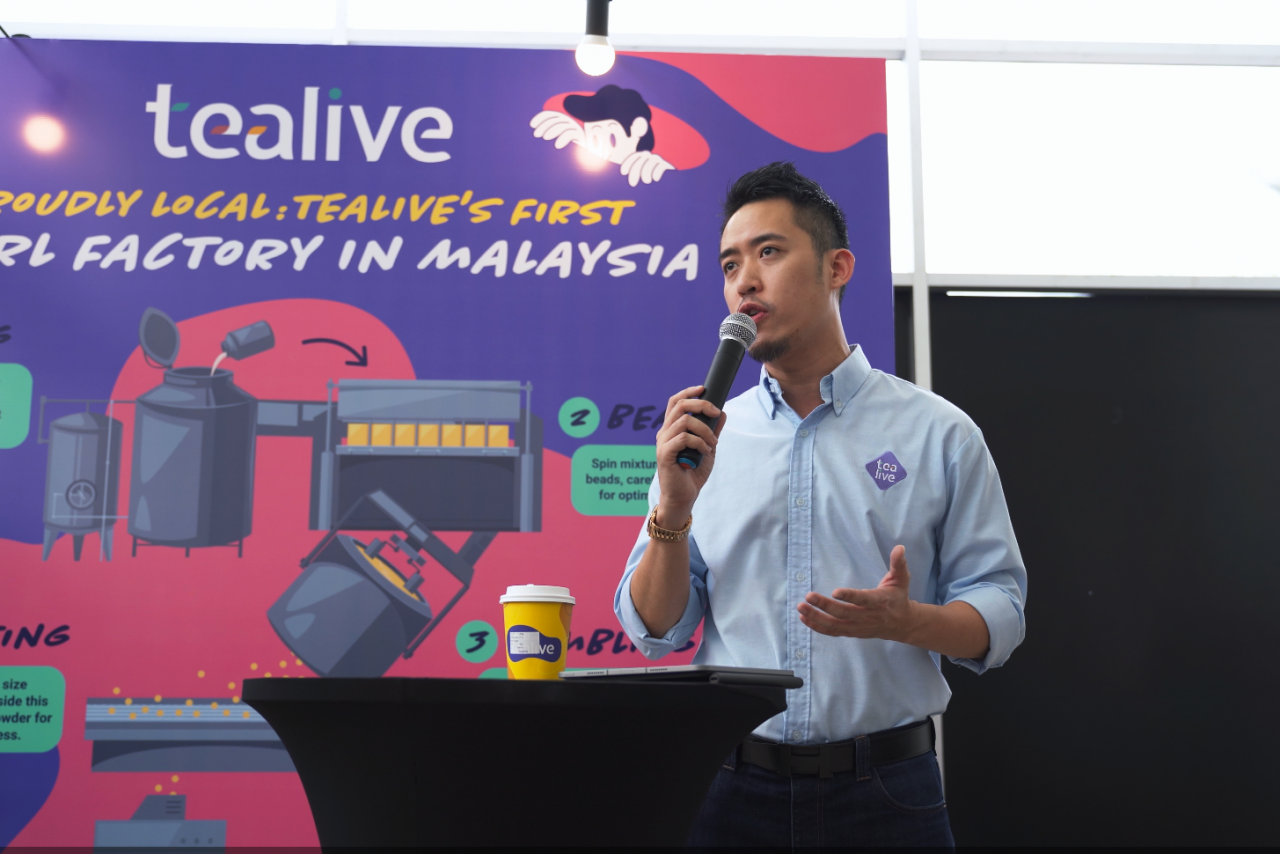 Bryan Loo memberi taklimat kepada media sebelum lawatan kilang bermula.