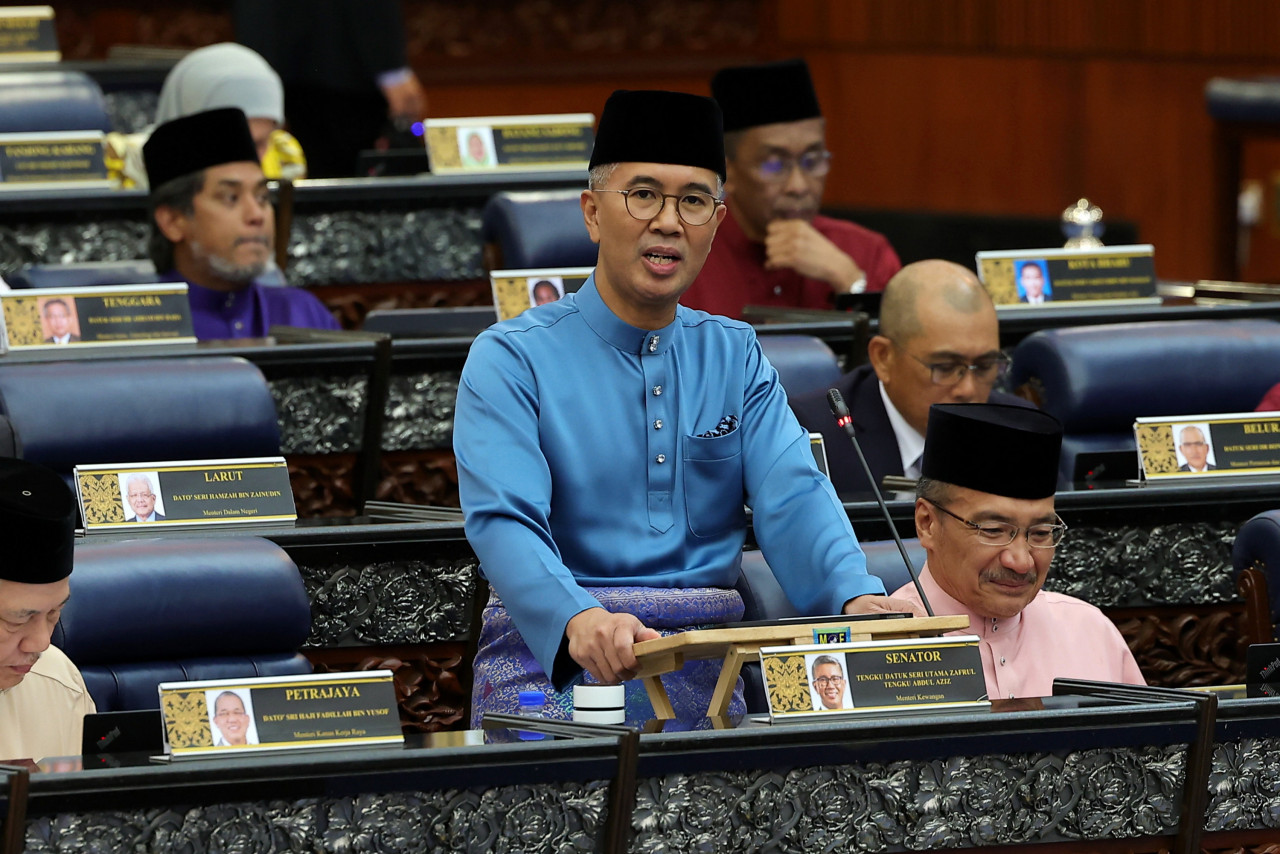 Tengku Zafrul ketika membentangkan Bajet 2023, pada Jumaat lalu. - Gambar fail