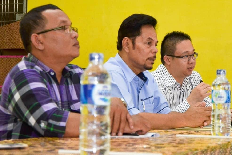 Wei Sing (paling kanan) bersama penggiat seni Pahang dalam acara keseniaan di Kuantan, baru-baru ini.