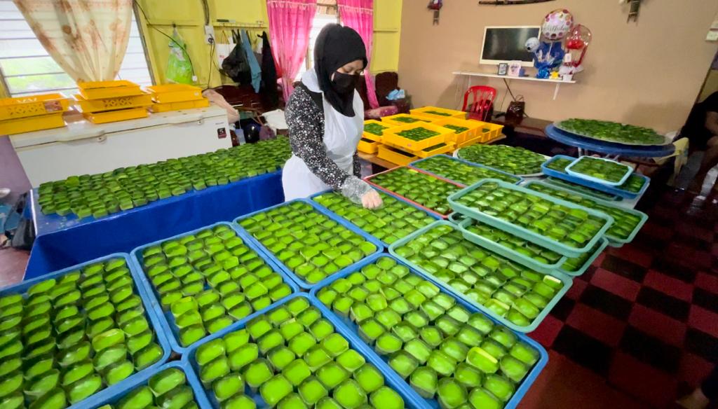 Sebahagian kuih tepung pelita yang dimasukkan lapisan hijau.