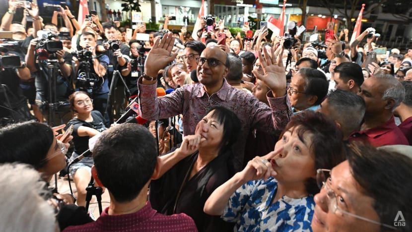 Tharman Shanmugaratnam (tengah) sambil dikerumuni penyokongnya - gambar CNA
