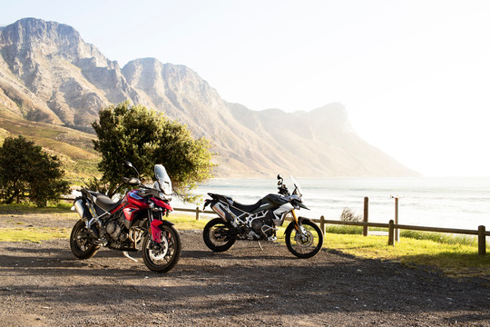 Tiger 900 GT (kiri) dan Tiger GT Pro 900 (kanan)