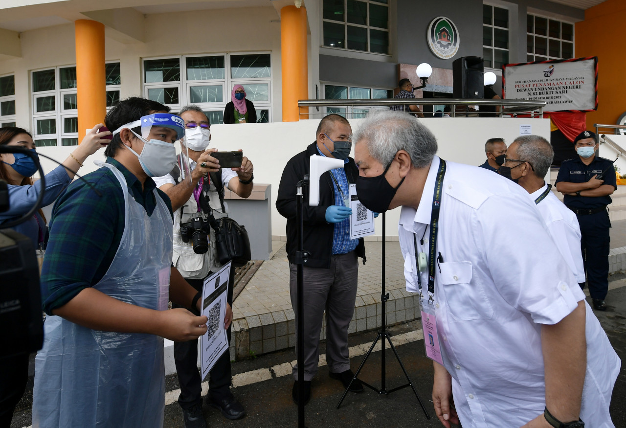 Timbalan Ketua Menteri Sarawak Datuk Amar Awang Tengah Ali Hasan (kanan) hadir di pusat pencalonan di Majlis Daerah Lawas hari ini. - Gambar Bernama