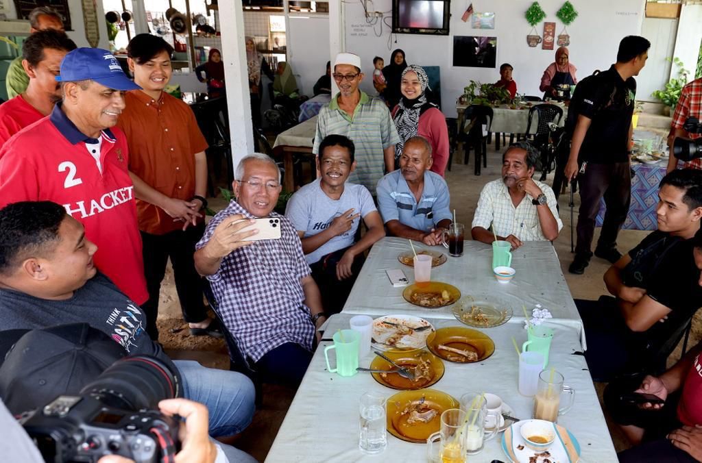 'Tok Det' sempat melayan permintaan penduduk yang mahu bergambar ketika berkempen di Pedu hari ini