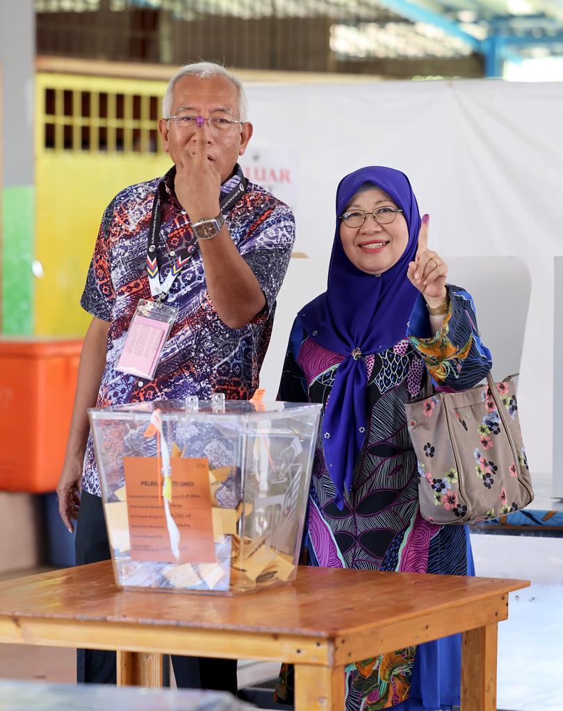 Mahdzir Khalid dan isteri selesai mengundi si SK Naka pada jam 9.50 pagi