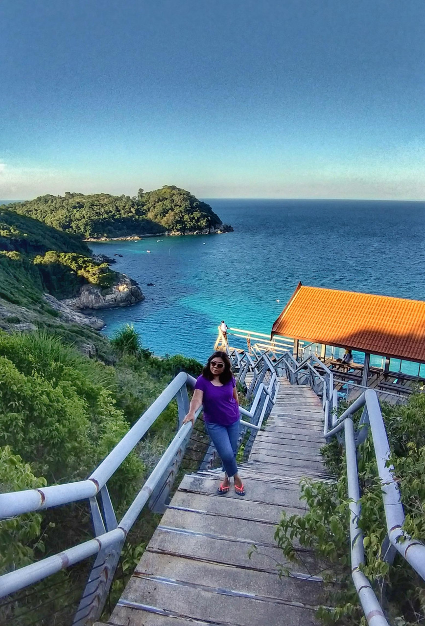Trekking ke kincir angin amat berbaloi kerana pemandangan di puncak tidak terkata indahnya