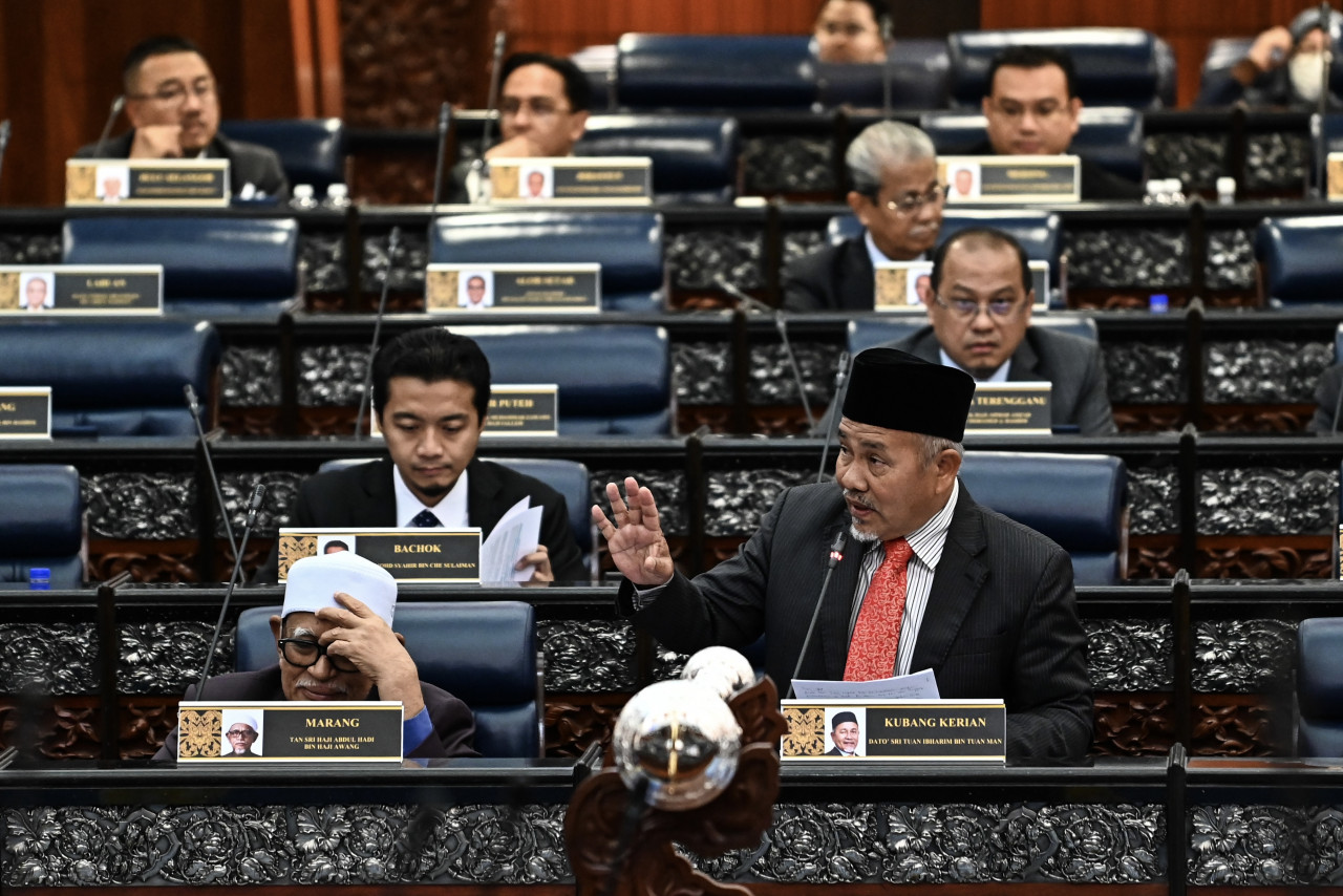 Tuan Ibrahim Tuan Man menggesa Top Glove Corporation Bhd untuk menyumbang kepada penoreh getah yang miskin - Gambar Fail