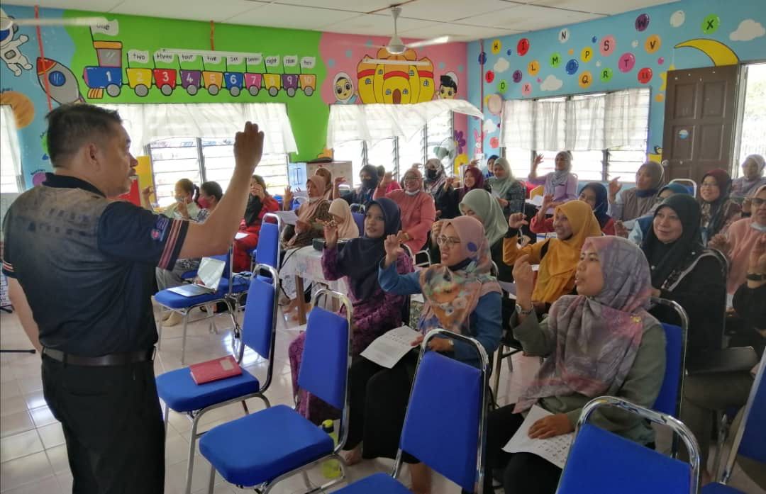 Kelas Bahasa Isyarat diadakan kepada orang ramai pada program itu.