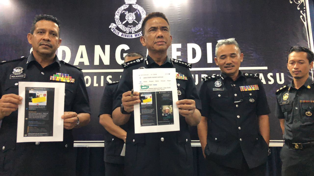 Fisol Salleh (tengah) menunjukkan tangkap layar hantaran seorang lelaki yang didakwa berbaur ugutan terhadap Perdana Menteri - gambar Rafisqi Radhi