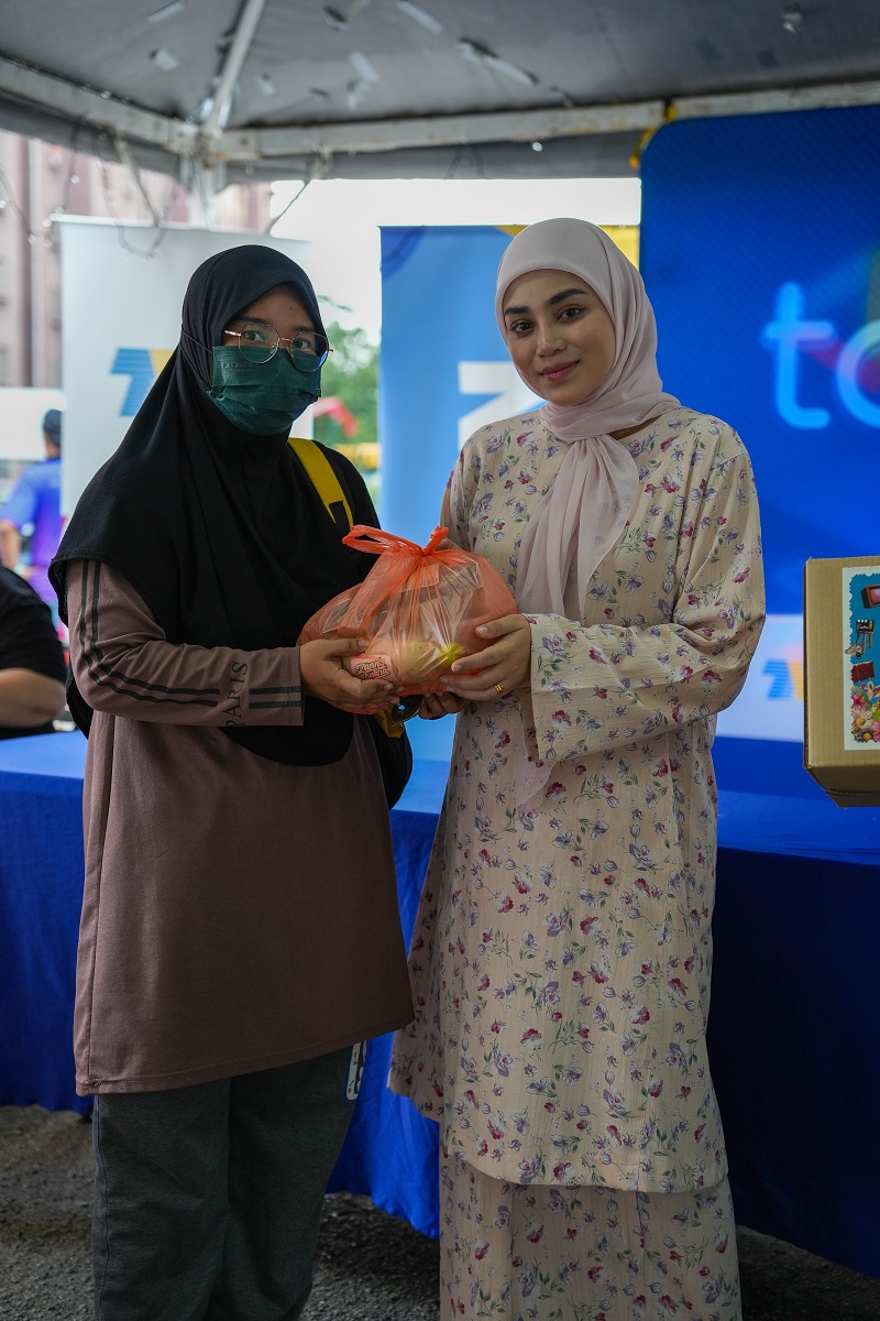 Uyaina Arshad (kanan) turut turun padang memeriahkan acara 