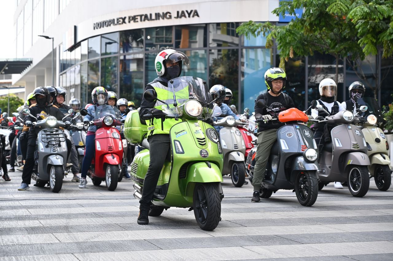 Berkumpul sekitar jam 11 di Motoplex Petaling Jaya sebelum konvoi bertolak ke Johor Bahru
