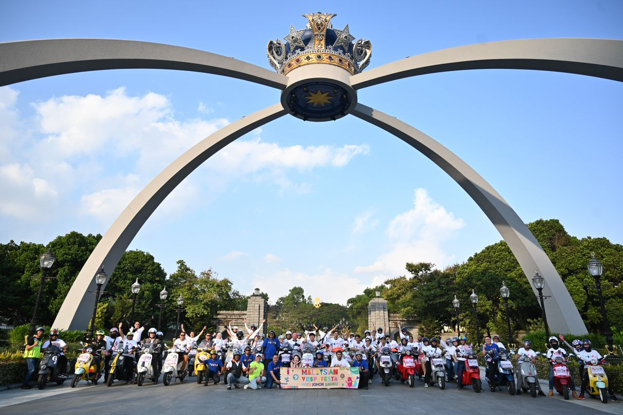 Vesparian di pekarangan pintu Istana Sultan Johor