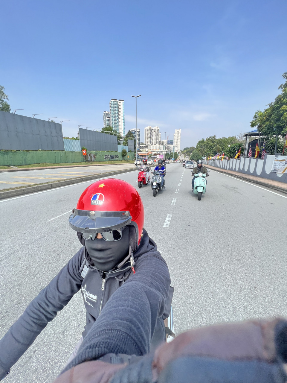 Sepanjang perjalanan, cuaca agak panas dan menunjukkan petanda baik untuk konvoi
