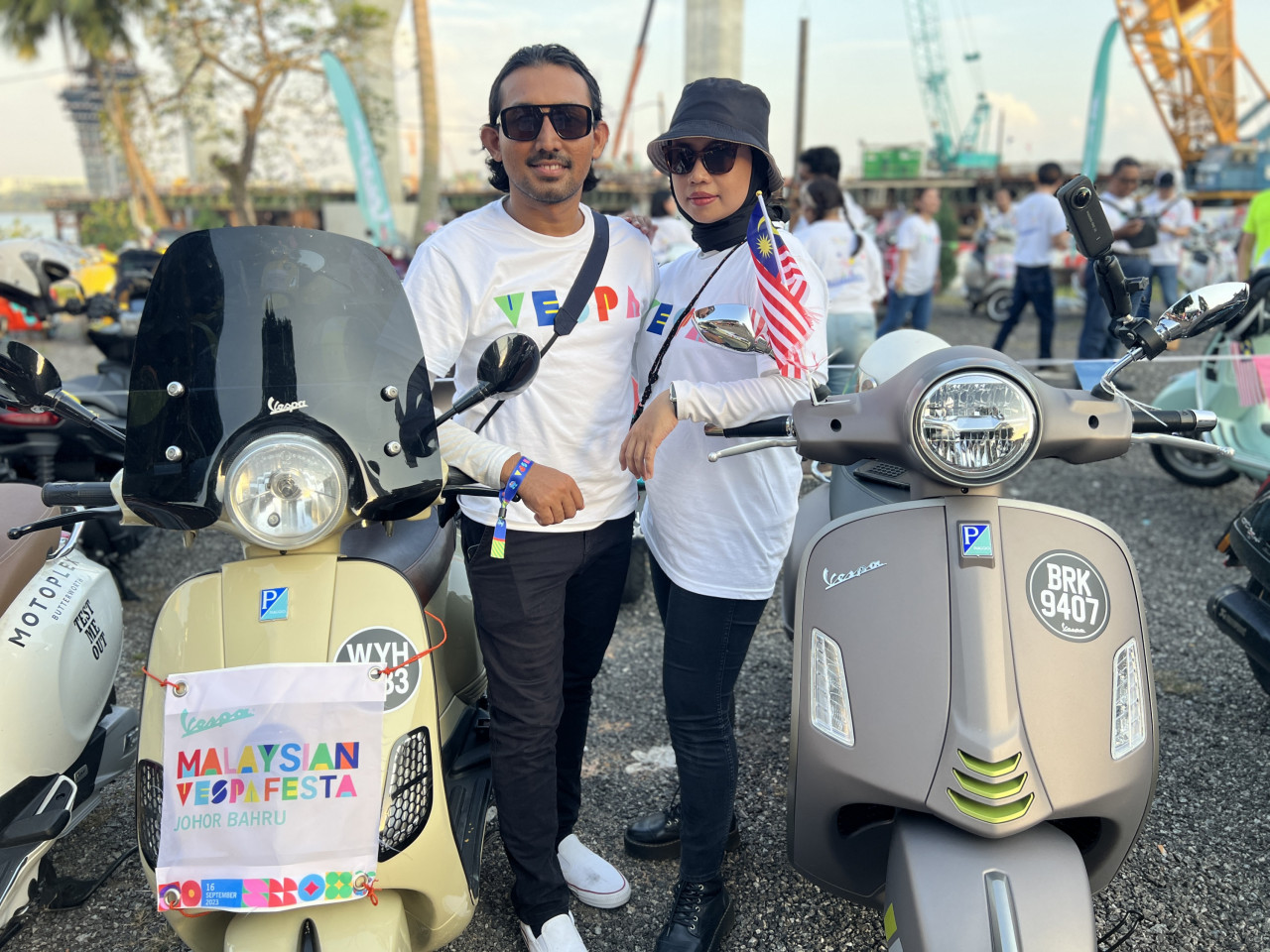 Sepasang suami isteri yang berkongsi minat terhadap jentera Vespa dan menyertai konvoi bersama-sama secara berasingan