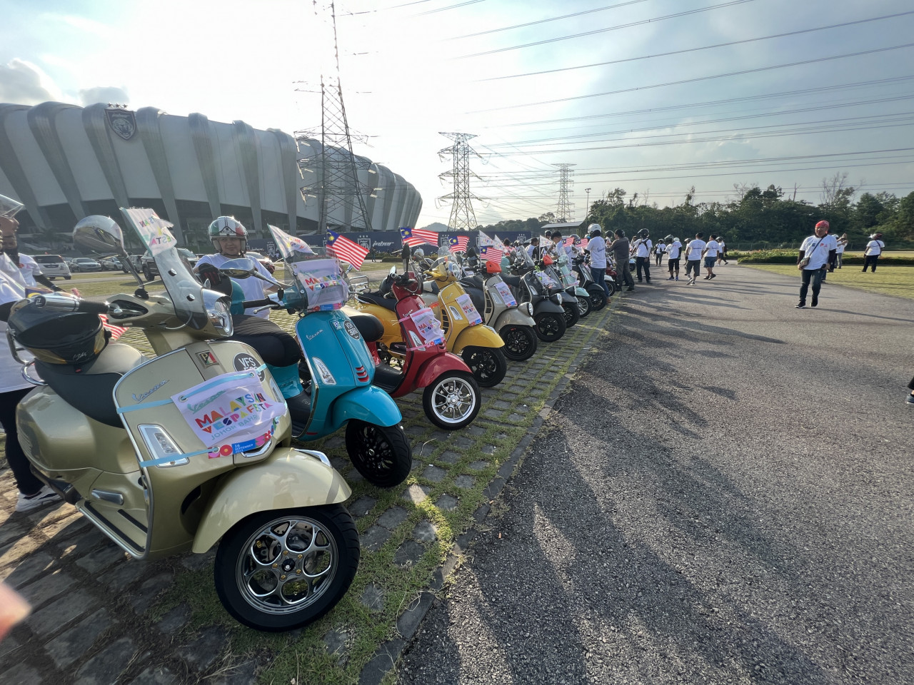 Sepasang suami isteri yang berkongsi minat terhadap jentera Vespa dan menyertai konvoi bersama-sama secara berasingan