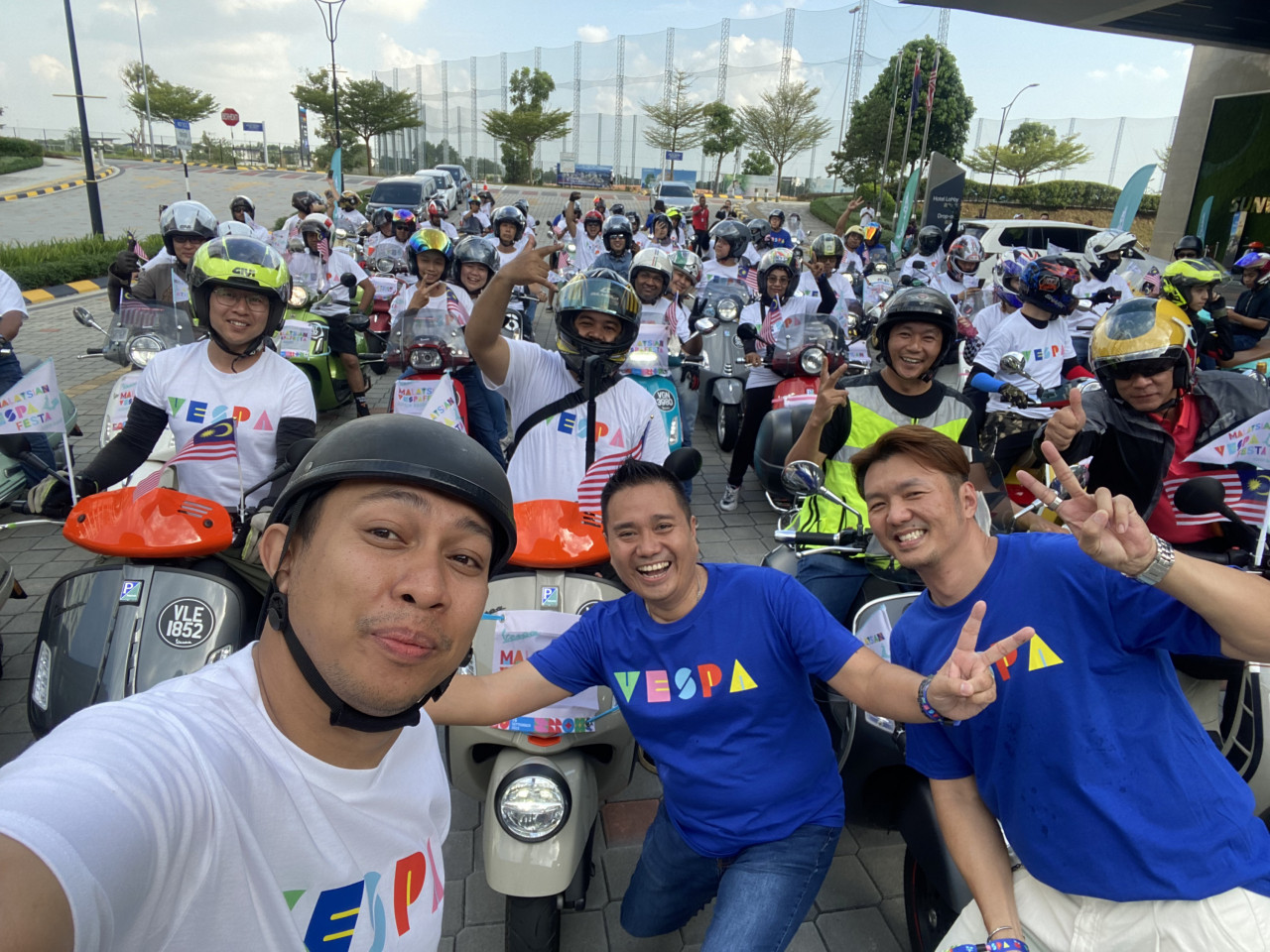 Danny bersama Pengarah Eksekutif Didi Group, Juan Chow Wee (tengah) dan Vesparian lain sebelum bertolak ke Motoplex Johor Bahru
